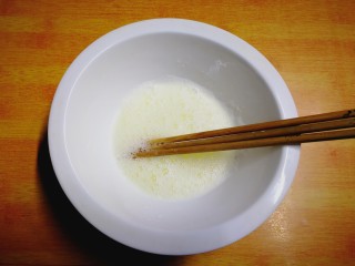 健康电饭锅蛋糕,用三根筷子搅拌至有大泡