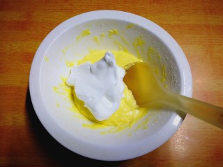 健康电饭锅蛋糕,放三分之一蛋白到蛋黄糊里