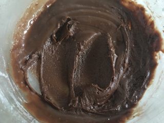 双色巧克力蛋糕,筛入35g面粉混合