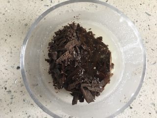 双色巧克力蛋糕,黑巧克力和油混合