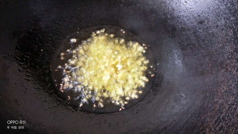 干锅酱香土豆,热锅起油，待油烧热放姜蒜炒香