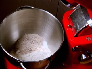 粗粮健康面包,黑麦、全麦、高筋粉放入厨师机，加盐和细砂糖，加入泡打粉。