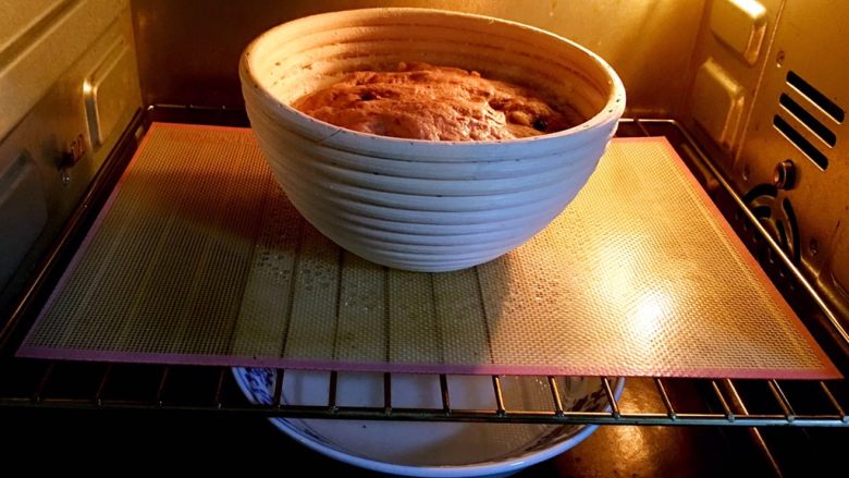 粗粮健康面包,送入烤箱二次发酵，同样底部放热水，30分钟更换一次热水。发酵时间60分钟。