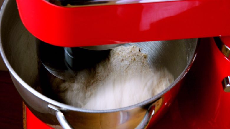 粗粮健康面包,厨师机开始搅拌，将所有材料混合均匀。