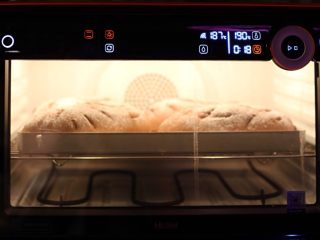 可可麻薯软欧,放入预热好的烤箱，温度调低190度烘烤25分钟。