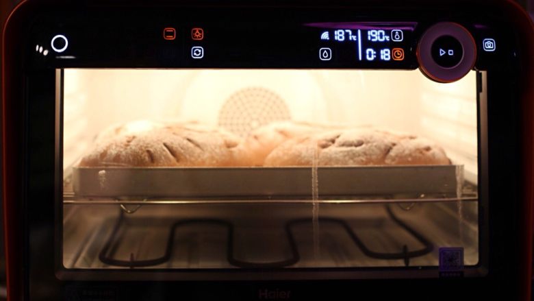可可麻薯软欧,放入预热好的烤箱，温度调低190度烘烤25分钟。