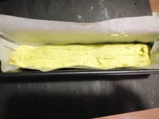 牛油果香蕉磅蛋糕,在模具里挤入三分之一的面糊。