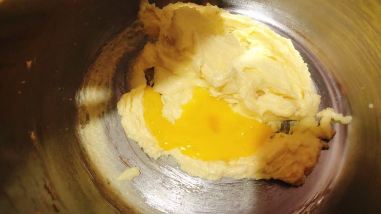 牛油果香蕉磅蛋糕,把盆壁上的黄油刮下来，再加入剩余的蛋液，继续打发2分钟。