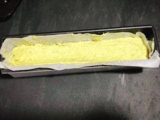 牛油果香蕉磅蛋糕,剩下的面糊全部挤进模具，整形成四周高，中间低的状态。