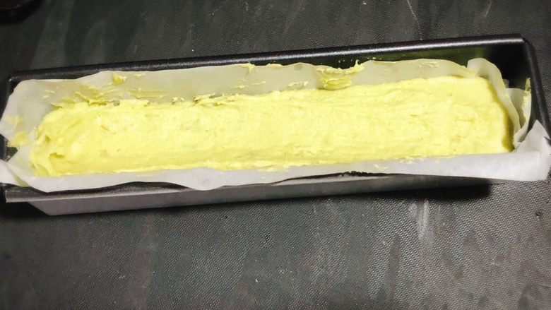 牛油果香蕉磅蛋糕,剩下的面糊全部挤进模具，整形成四周高，中间低的状态。