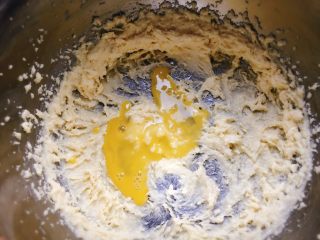 牛油果香蕉磅蛋糕,加入一半的蛋液，打发1分钟。