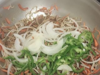 尖椒肉丝炒面,豆芽炒至半熟后放入尖椒和圆葱丝炒至香味溢出