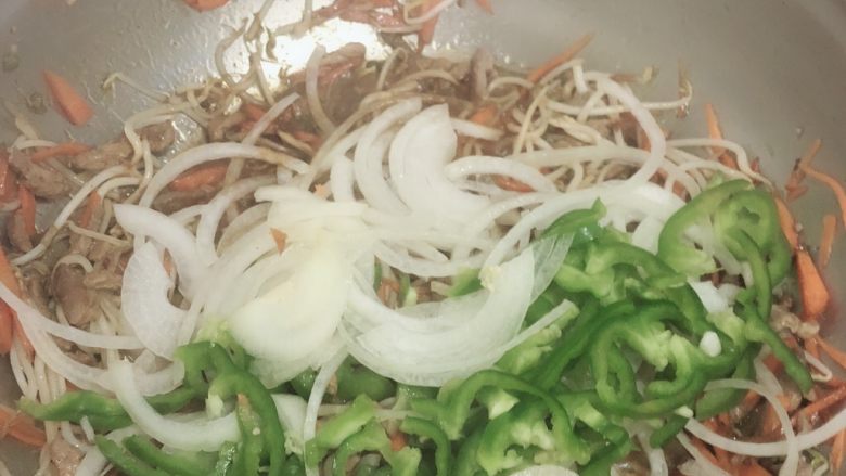 尖椒肉丝炒面,豆芽炒至半熟后放入尖椒和圆葱丝炒至香味溢出