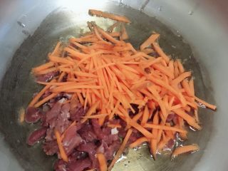 尖椒肉丝炒面,热锅冷油 放入肉和胡萝丝 炒至变色