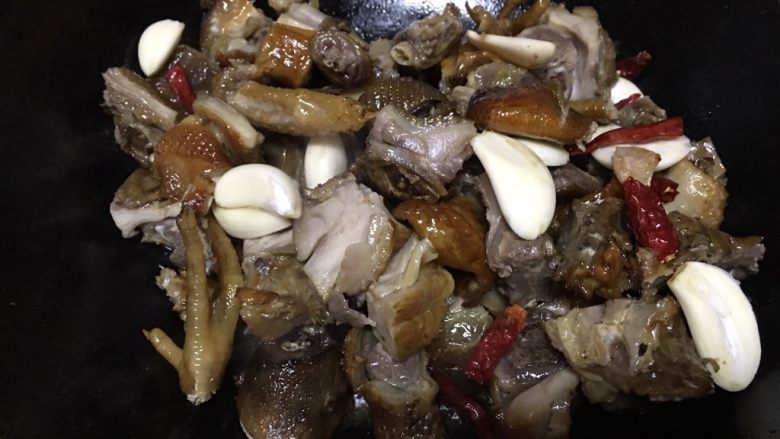 干锅腊鸡～炖香菇,再下蒜头，姜，和干辣椒炒香
