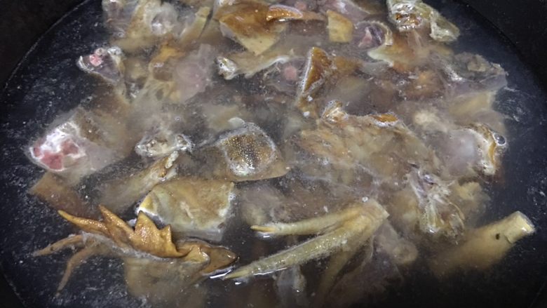 干锅腊鸡～炖香菇,凉水下锅煮热或煮开后，汤会变白，浸泡15-20分钟，去除多余盐分同时让鸡肉回软