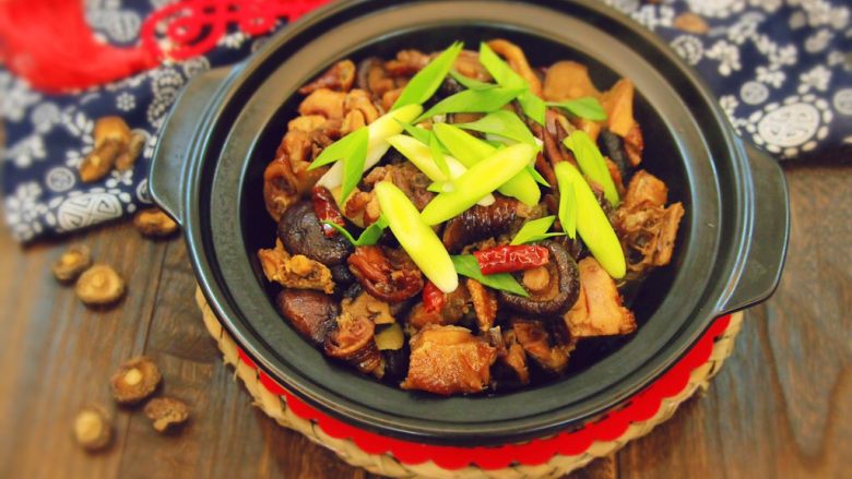 干锅腊鸡～炖香菇,撒上大蒜段，可以弄个小火一边煮一边吃啦，湖南人最喜欢这类干锅啦