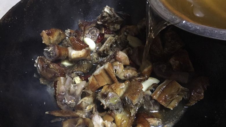 干锅腊鸡～炖香菇,倒入之前的香菇水，盖过鸡块