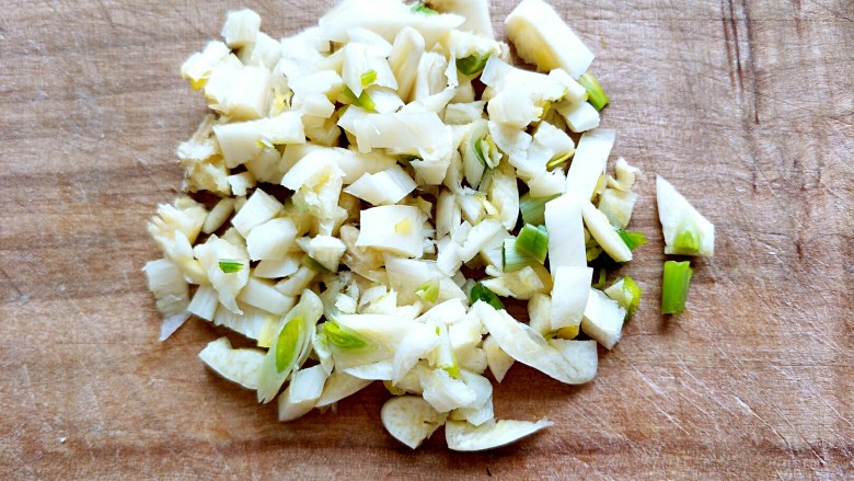 健康年菜之蒜蓉菠菜,蒜用刀拍扁，切碎块备用