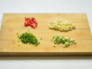 蒜蓉手撕茄子,葱白葱绿分别切碎，蒜、辣椒切沫