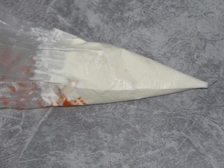 奥利奥火龙果酸奶杯,用裱花袋装上，前面剪一个小口