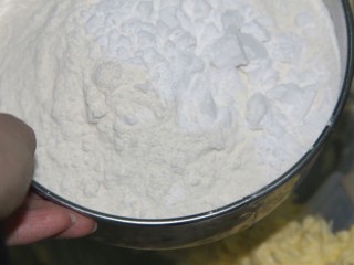 奶香原味曲奇饼干,然后把所有的粉类混合，高粉低粉还有淀粉