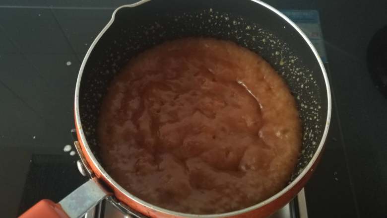 焦糖海盐玛德琳,关火并倒入沸腾的淡奶油。倒入以后，糖浆会激烈地沸腾，要小心被烫到哦（所以前面提示煮糖的锅要深一点）
