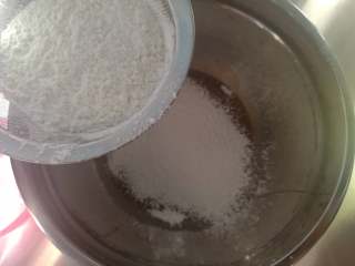 焦糖海盐玛德琳,低粉和泡打粉混合筛入鸡蛋液中，拌至无干粉的柔滑状态
