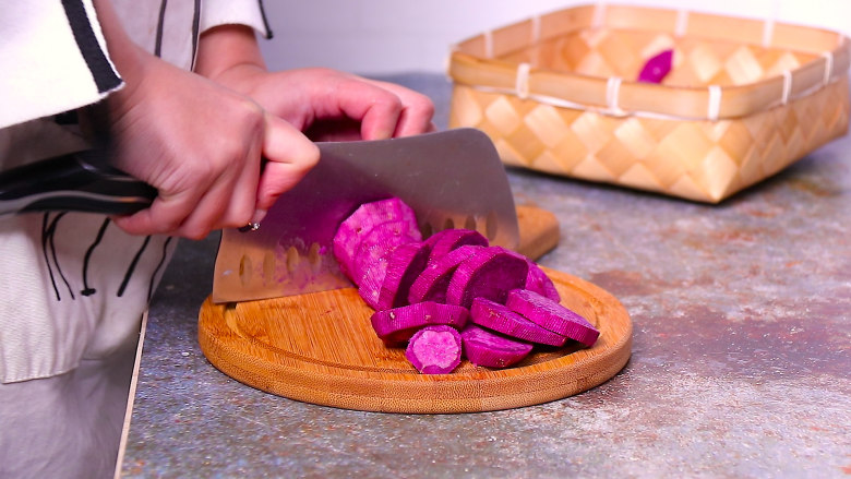 紫薯芝士吐司卷,紫薯切成块状