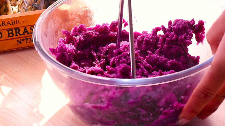 紫薯芝士吐司卷,蒸熟的紫薯捣成细腻的紫薯泥