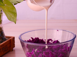 紫薯芝士吐司卷,紫薯泥中加入淡奶油或者牛奶