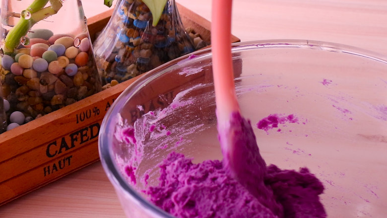 紫薯芝士吐司卷,搅拌均匀备用
