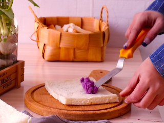 紫薯芝士吐司卷,在吐司中间部分抹一层薄薄的紫薯泥