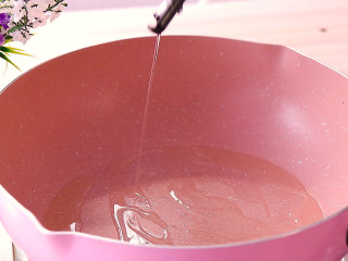 紫薯芝士吐司卷,煎锅中放食用油适量