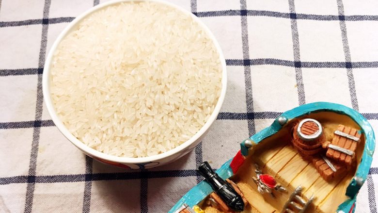 光波烘焙的芝士白汁焗海鲜饭,将五常大米用碗量出。