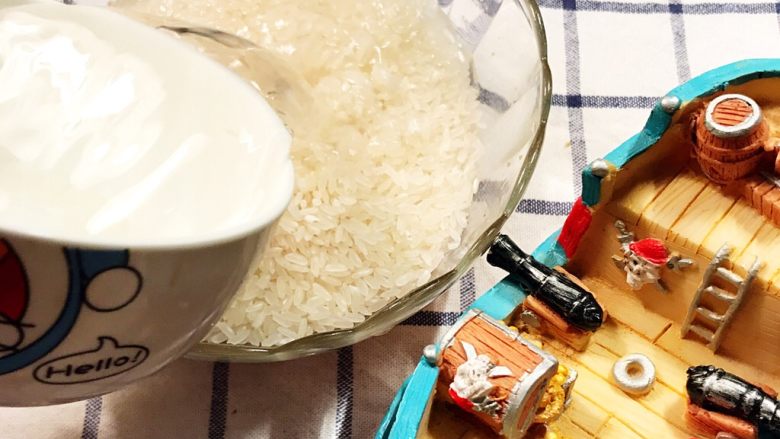 光波烘焙的芝士白汁焗海鲜饭,将水倒入碗内把大米淘洗1次。