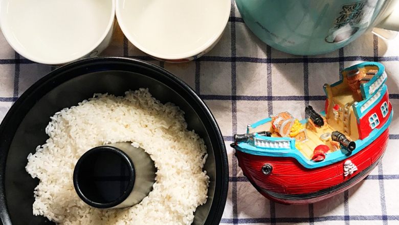 光波烘焙的芝士白汁焗海鲜饭,用与量大米同规格的碗，再量出两碗开水。