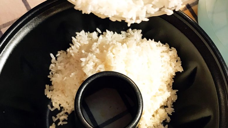 光波烘焙的芝士白汁焗海鲜饭,将淘好的大米加入到光波炉厨宝内。
