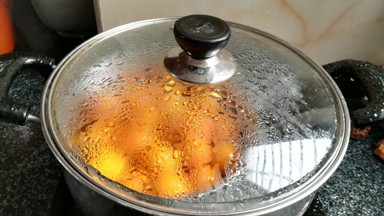 通气止咳的蜂蜜金桔,小金桔放入锅里隔水蒸。