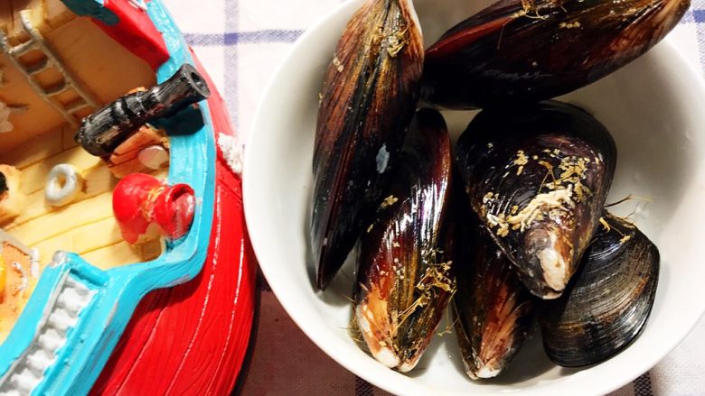 光波烘焙的芝士白汁焗海鲜饭,将海红的外壳刷净。