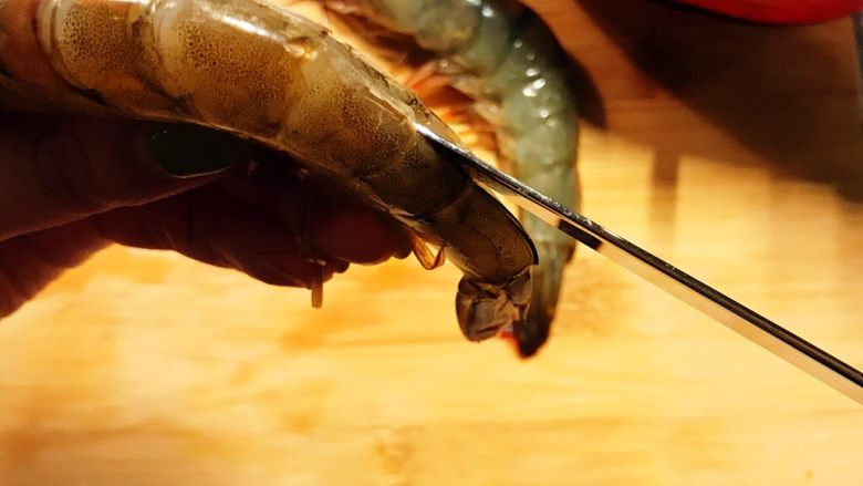 光波烘焙的芝士白汁焗海鲜饭,将大虾开背。