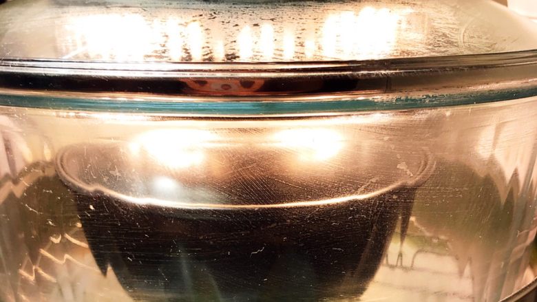光波烘焙的芝士白汁焗海鲜饭,将盛有浸泡大米的光波炉厨宝放入光波炉内，烘焙。