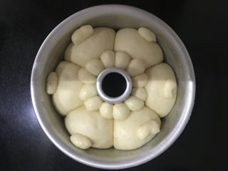 旺旺挤挤包,利用烤箱的发酵功能进行第二次发酵，记得在旁边放一碗水保证湿度