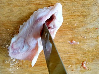 采鸡翅的小蘑菇（无油版）,用小刀小从鸡翅中宽的那边插进，把两边的筋剔断。