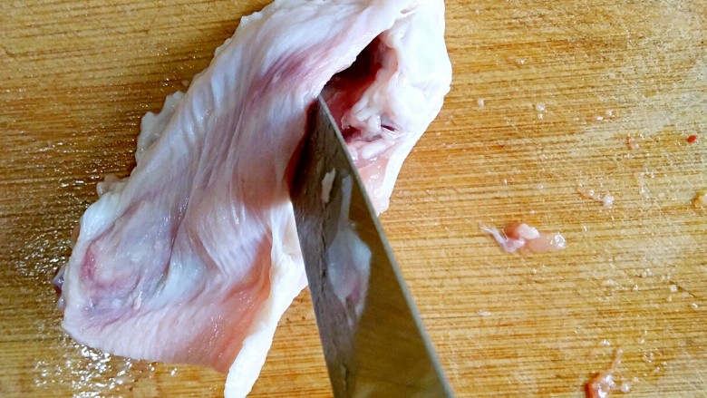 采鸡翅的小蘑菇（无油版）,用小刀小从鸡翅中宽的那边插进，把两边的筋剔断。