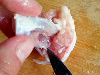 采鸡翅的小蘑菇（无油版）,然后延着中间的骨头转圈把肉剔下。