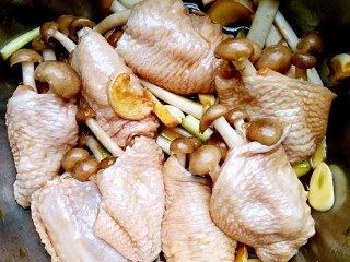 采鸡翅的小蘑菇（无油版）,全部塞好蟹味菇的鸡翅中再放进原来的腌料里再腌15分钟。