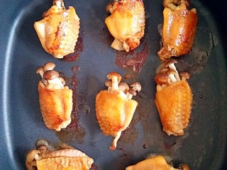 采鸡翅的小蘑菇（无油版）,待鸡翅收缩后翻过来煎另一面。