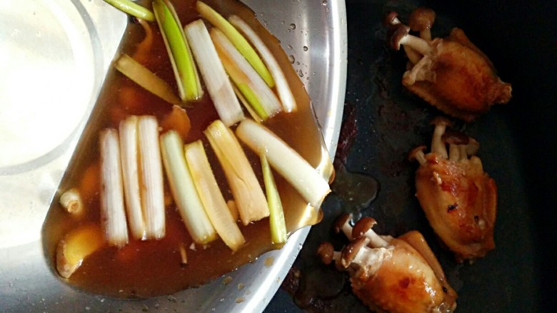 采鸡翅的小蘑菇（无油版）,待鸡翅两面都煎好后，（此时的鸡翅颜色已经非常诱人了）把之前的腌料加入少量水，一起倒进锅中。