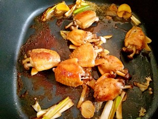 采鸡翅的小蘑菇（无油版）,然后将锅调制大火收汁。